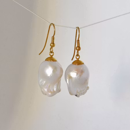 Förgyllda silverörhängen med barocka pärlor