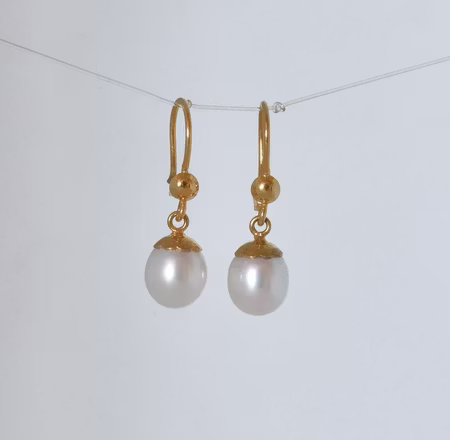 Förgyllda silverörhängen med odlade sötvatten pärlor