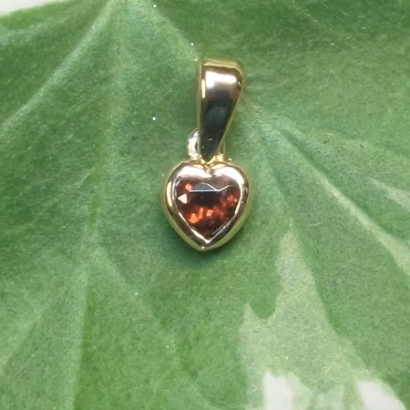 Guldhänge med rött granathjärta
