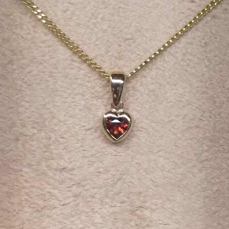 Guldhänge med rött granathjärta
