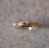 Guld ring med mönster och 3 diamanter