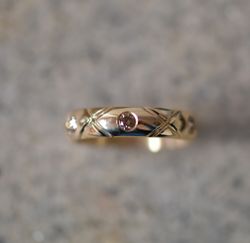Guld ring med mönster och 3 diamanter