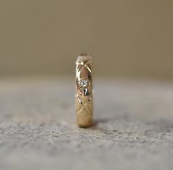 Guld ring med mönster och 3 diamanter