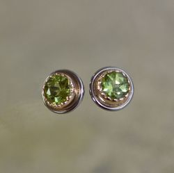 Guldörhängen med peridoter