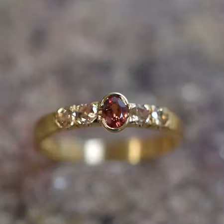 Guldring med safirer