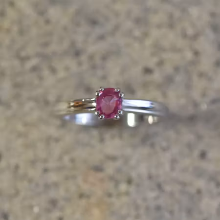 Vitguldsring med rosa safir