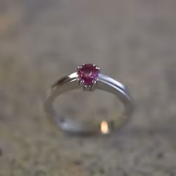 Vitguldsring med rosa safir