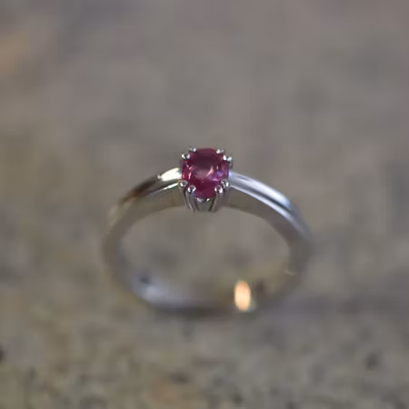 Vitguldsring med rosa safir