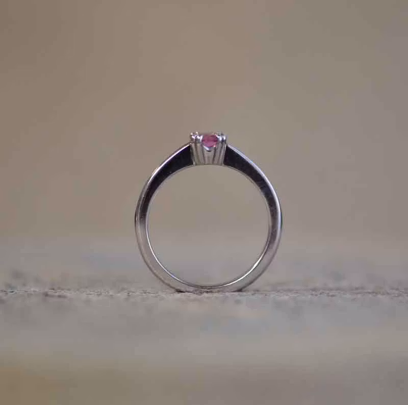 Vitguldsring med rosa safir