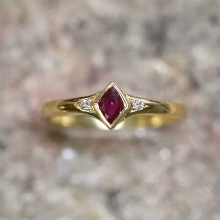 Guldring med rubin och 2 små diamanter