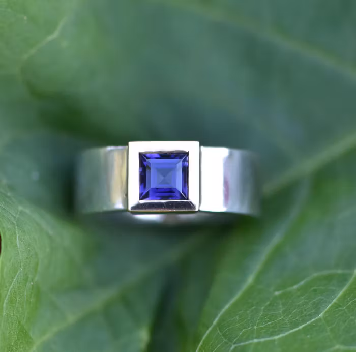 Silver och guldring med iolit