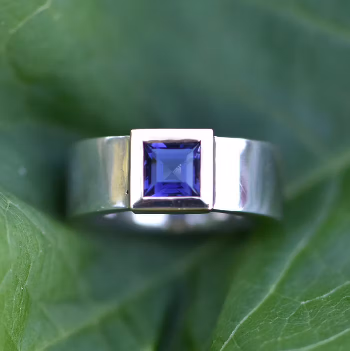 Silver och guldring med iolit