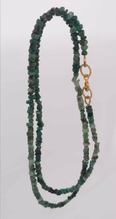 Halsband med smaragder