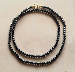 Halsband med svarta spineller
