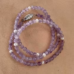 Halsband med ametister och pärlor