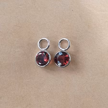 Påhängs örhänge med röda granater