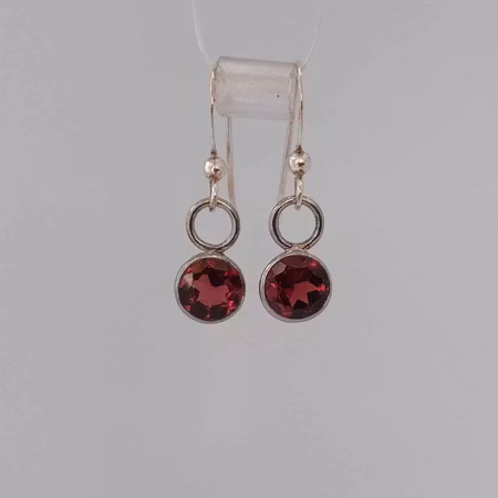 Påhängs örhänge med röda granater