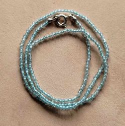 Halsband med blå topaser