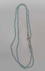Halsband med blå topaser