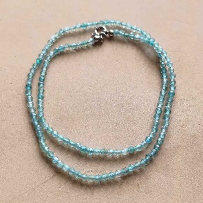 Halsband med blå topaser