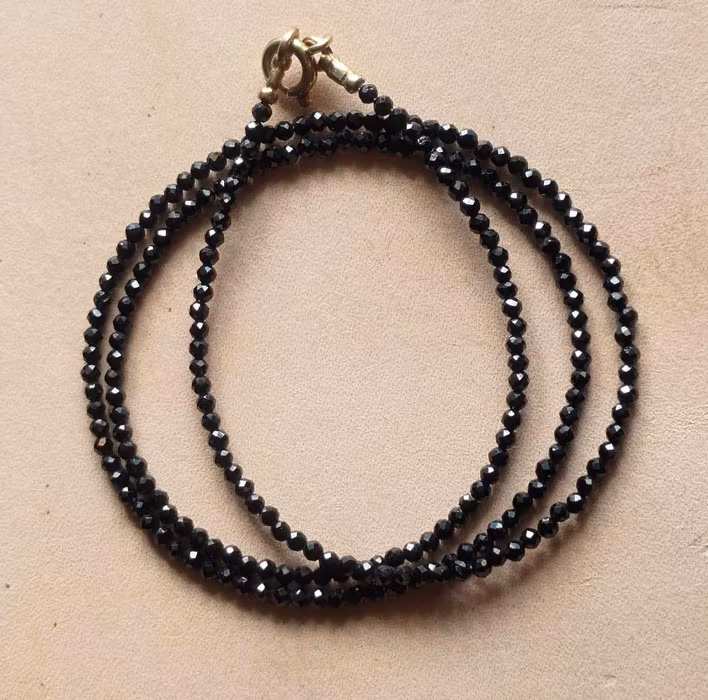 Halsband med svarta spineller