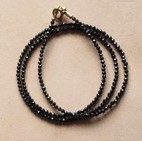Halsband med svarta spineller