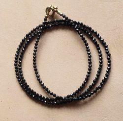 Halsband med svarta spineller