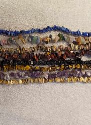Halsband med olika stenar, lite blandat