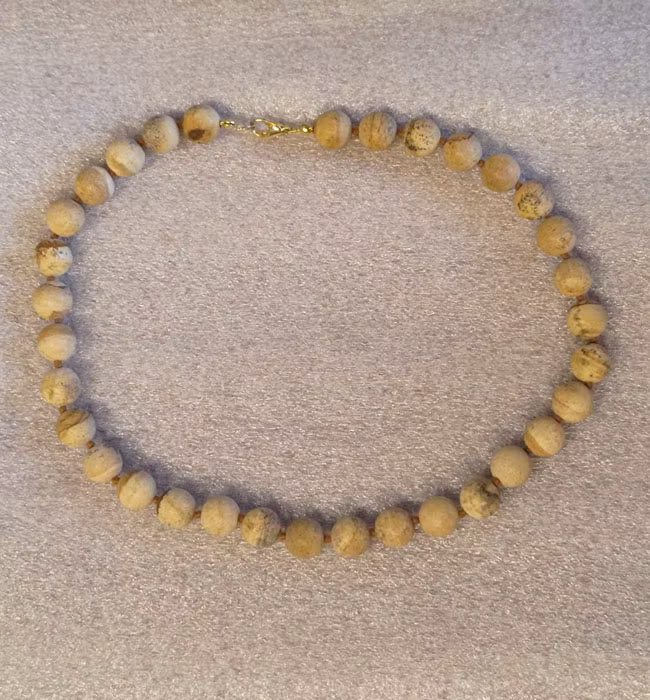 Halsband med olika stenar, lite blandat