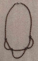 Halsband med pärlor i olika varianter