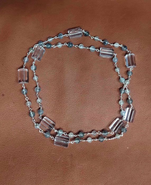 Halsband med bergkristall i olika utföranden