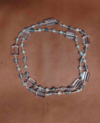 Halsband med bergkristall i olika utföranden