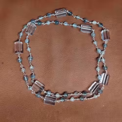 Halsband med bergkristall i olika utföranden