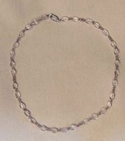 Halsband med bergkristall i olika utföranden