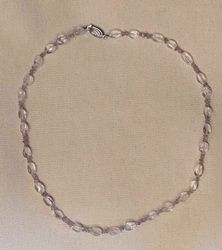 Halsband med bergkristall i olika utföranden