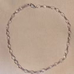 Halsband med bergkristall i olika utföranden