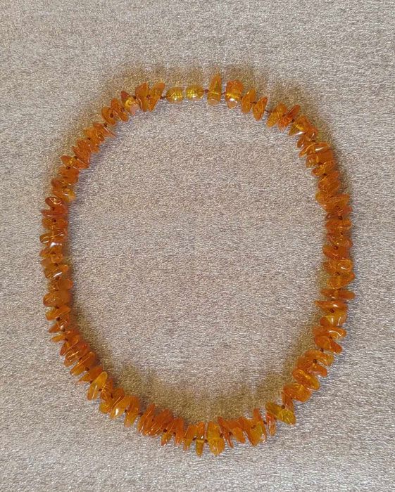 Halsband med bärnsten