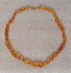 Halsband med bärnsten