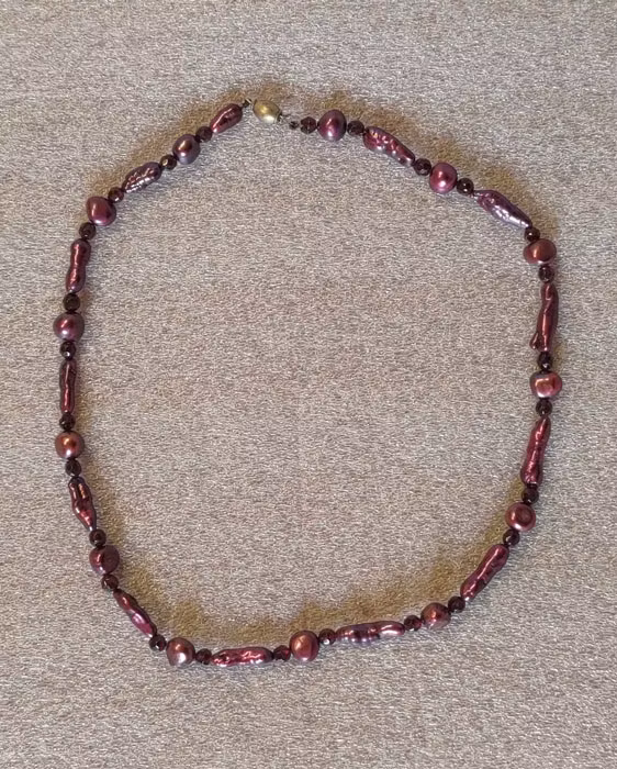 Halsband med pärlor i olika varianter
