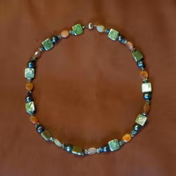 Halsband med pärlor i olika varianter