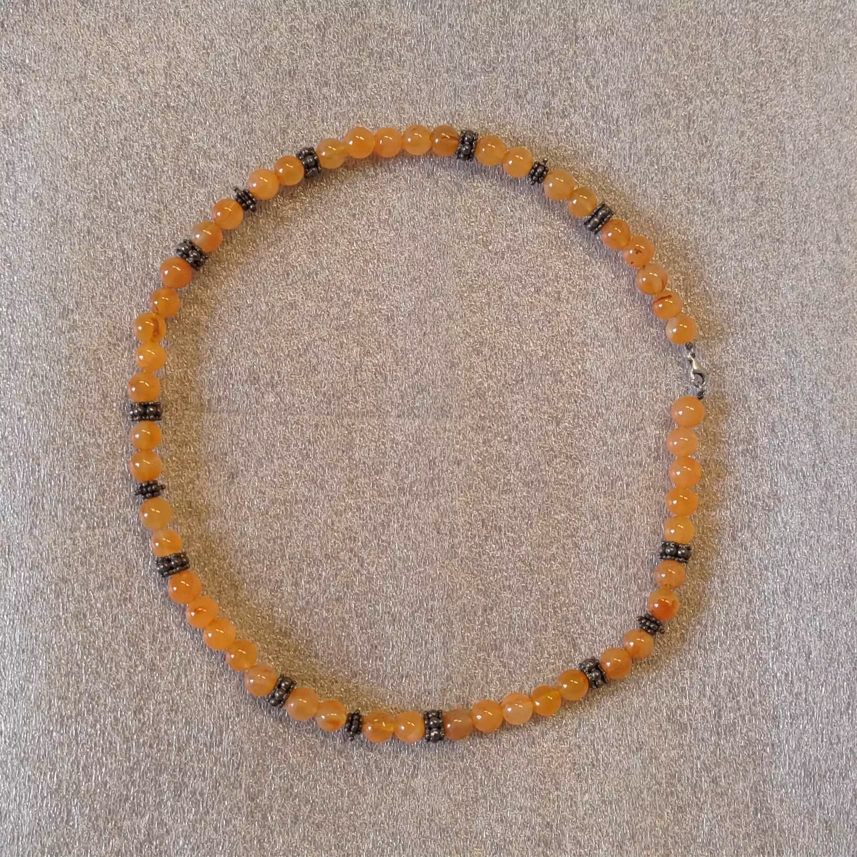 Halsband med olika stenar, lite blandat