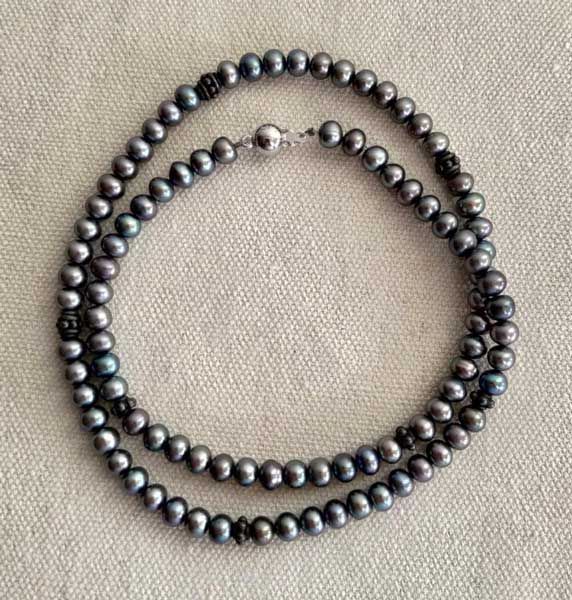 Pärlhalsband med pärlor och silverdetaljer
