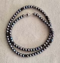 Pärlhalsband med pärlor och silverdetaljer