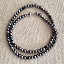 Pärlhalsband med pärlor och silverdetaljer