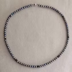 Pärlhalsband med pärlor och silverdetaljer