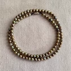 Pärlhalsband med grönaktiga sötvattenpärlor