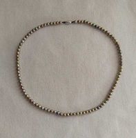Pärlhalsband med grönaktiga sötvattenpärlor