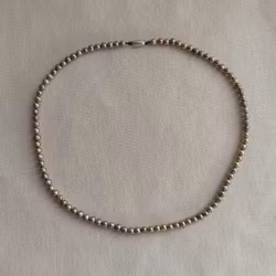 Pärlhalsband med grönaktiga sötvattenpärlor