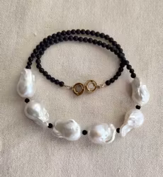 Halsband med onyx och stora barocka sötvattenpärlor