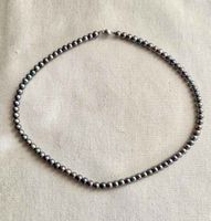Pärlhalsband med silvergrå pärlor